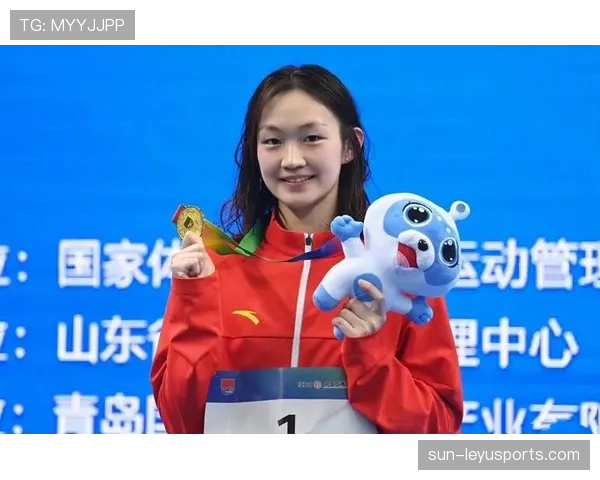 李冰洁泳池里冷若冰山,赛后街拍却随手把奢牌塞进手提袋 李冰洁泳池里冷若冰山,赛后街拍却随手把奢牌塞进手提袋